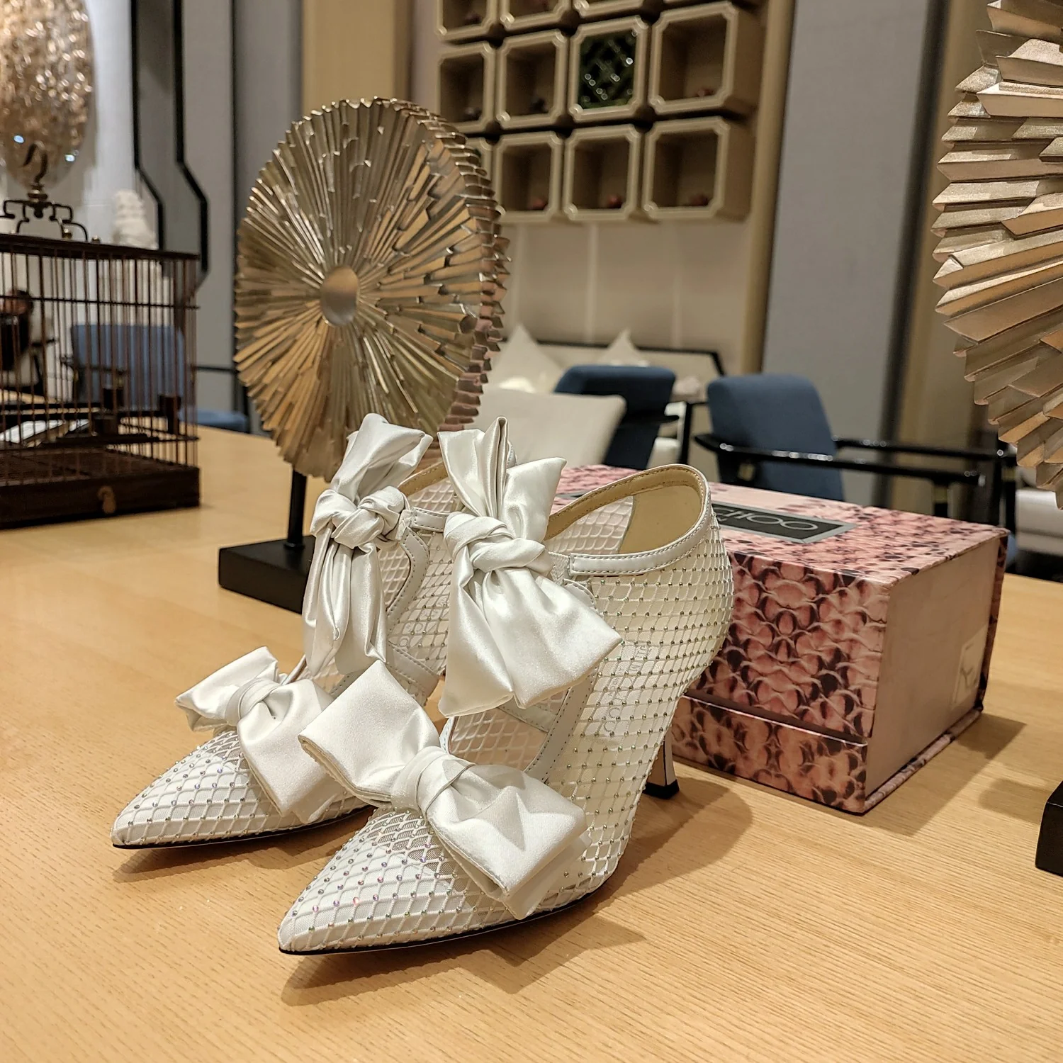 Ботильоны Jimmy Mesh на высоком каблуке, украшенные стразами и кристаллами.