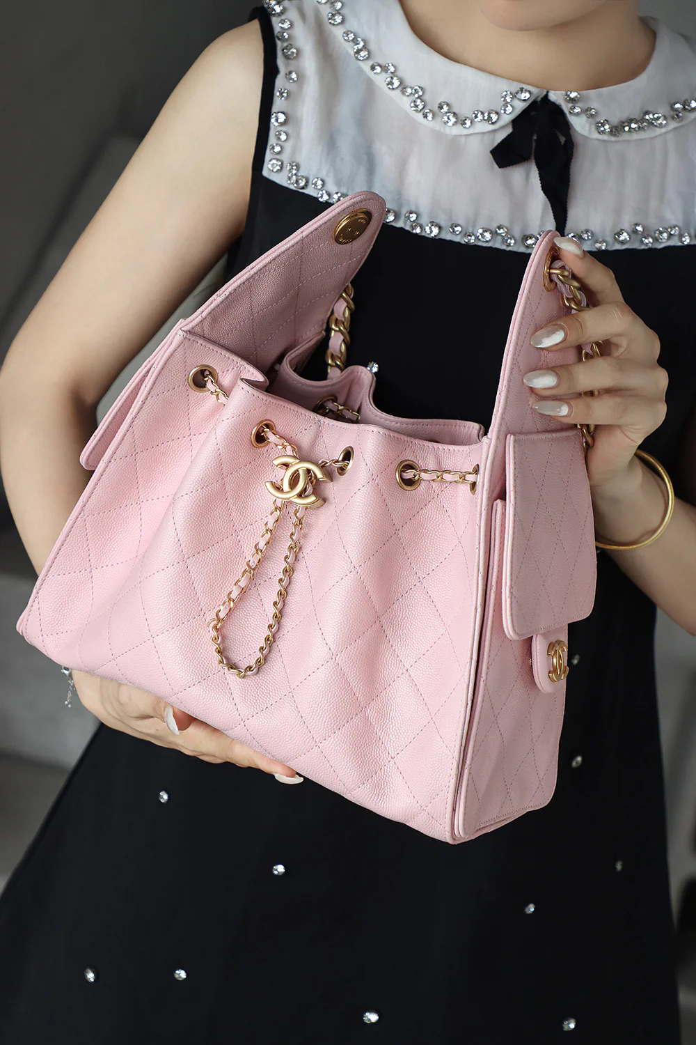 Сумка-хобо Chanel 25c Hippie, маленькая, розовая, с золотой пряжкой.