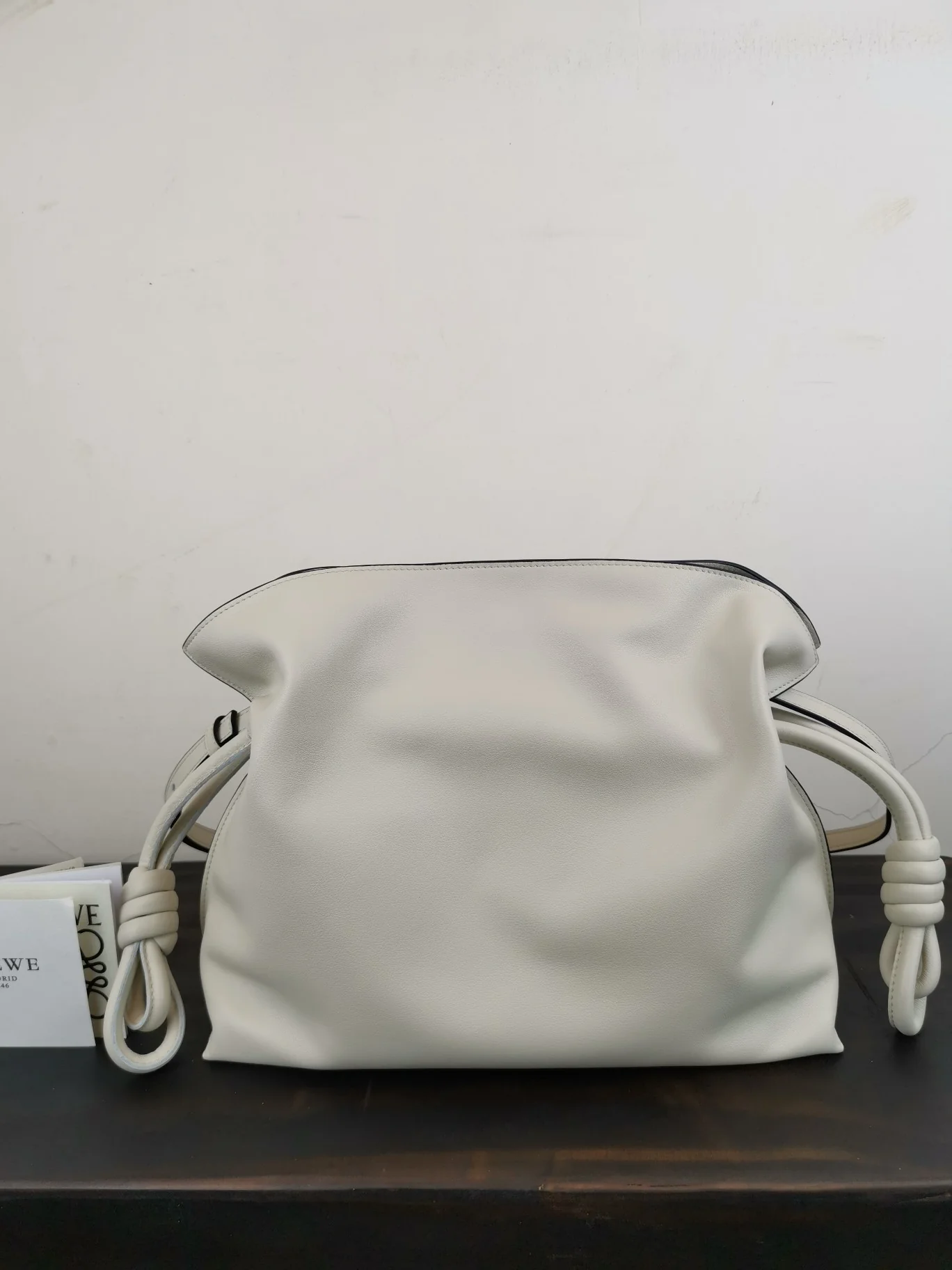 Обновленная кожаная отделка Loewe Flamenco 2020 года, кремово-белый цвет.