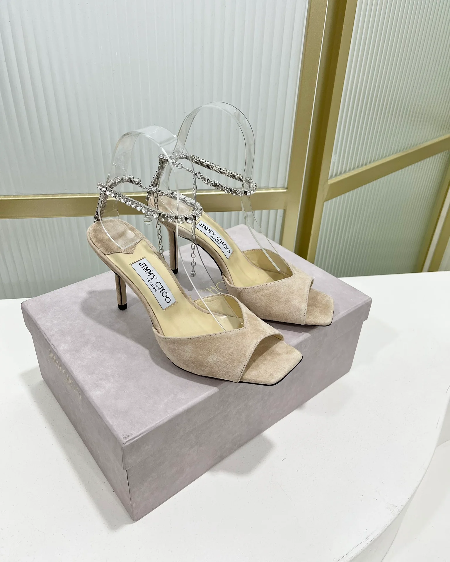 Jimmy - Новинка 2023 года - Босоножки на высоком каблуке с открытым носком и цепочкой - 8-5 см - Абрикосовый цвет