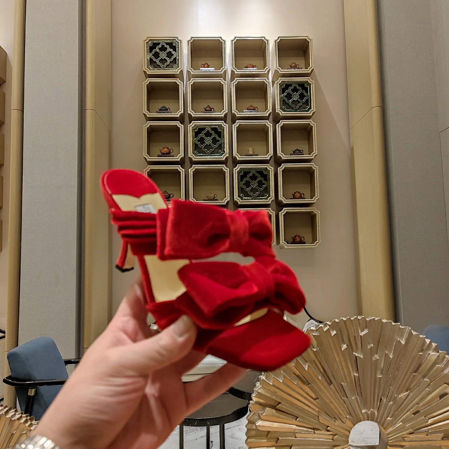 Jimmy - Босоножки на шпильке с двойным бантом и мятой поверхностью - Красные