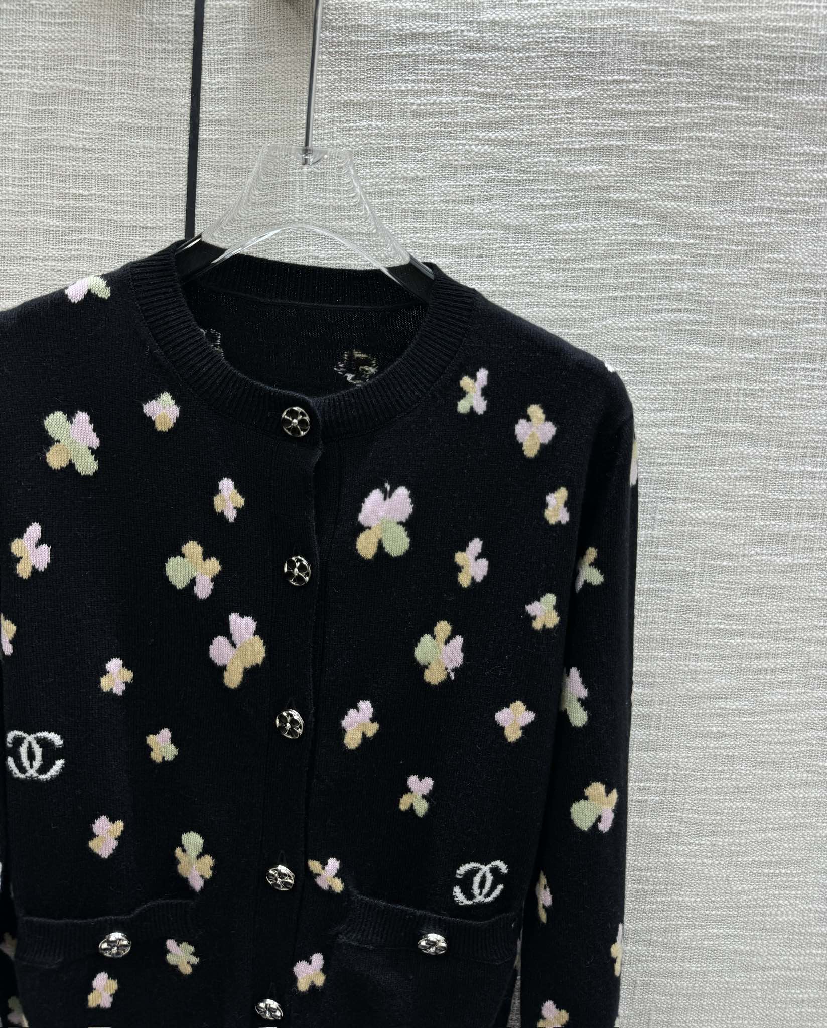 Кардиган Chanel 2403-24 из коллекции Early Spring Métiers d'Art с четырехлистным клевером — черный.