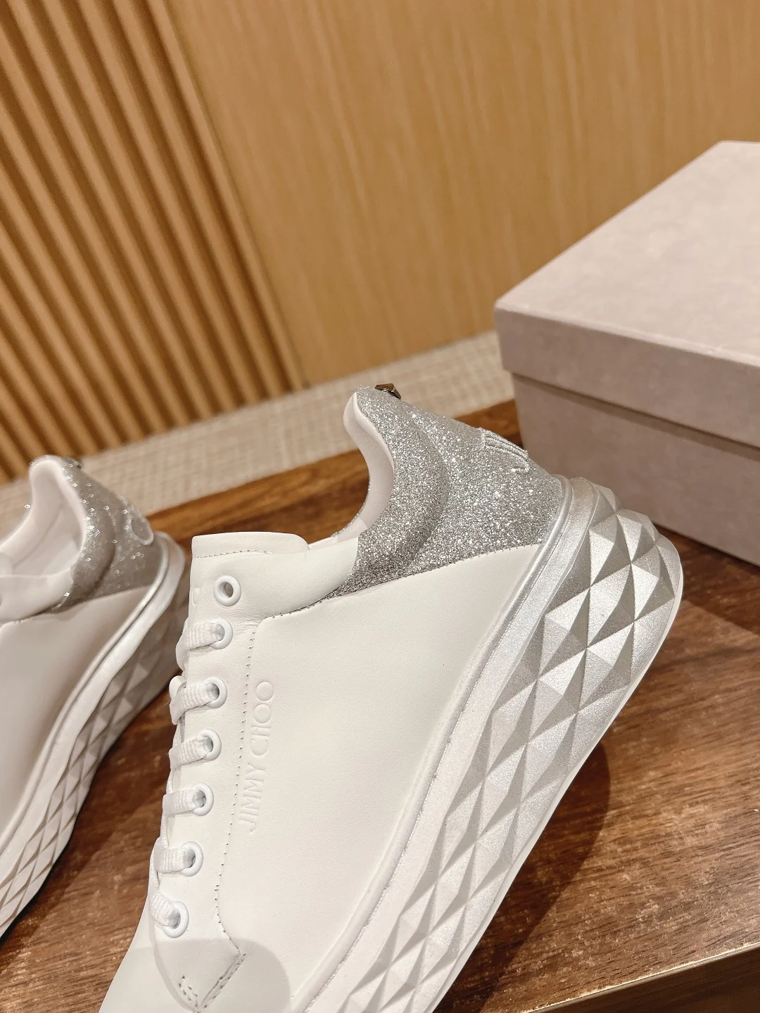 Обувь марки JC - повседневная модель 2024 года - серая.