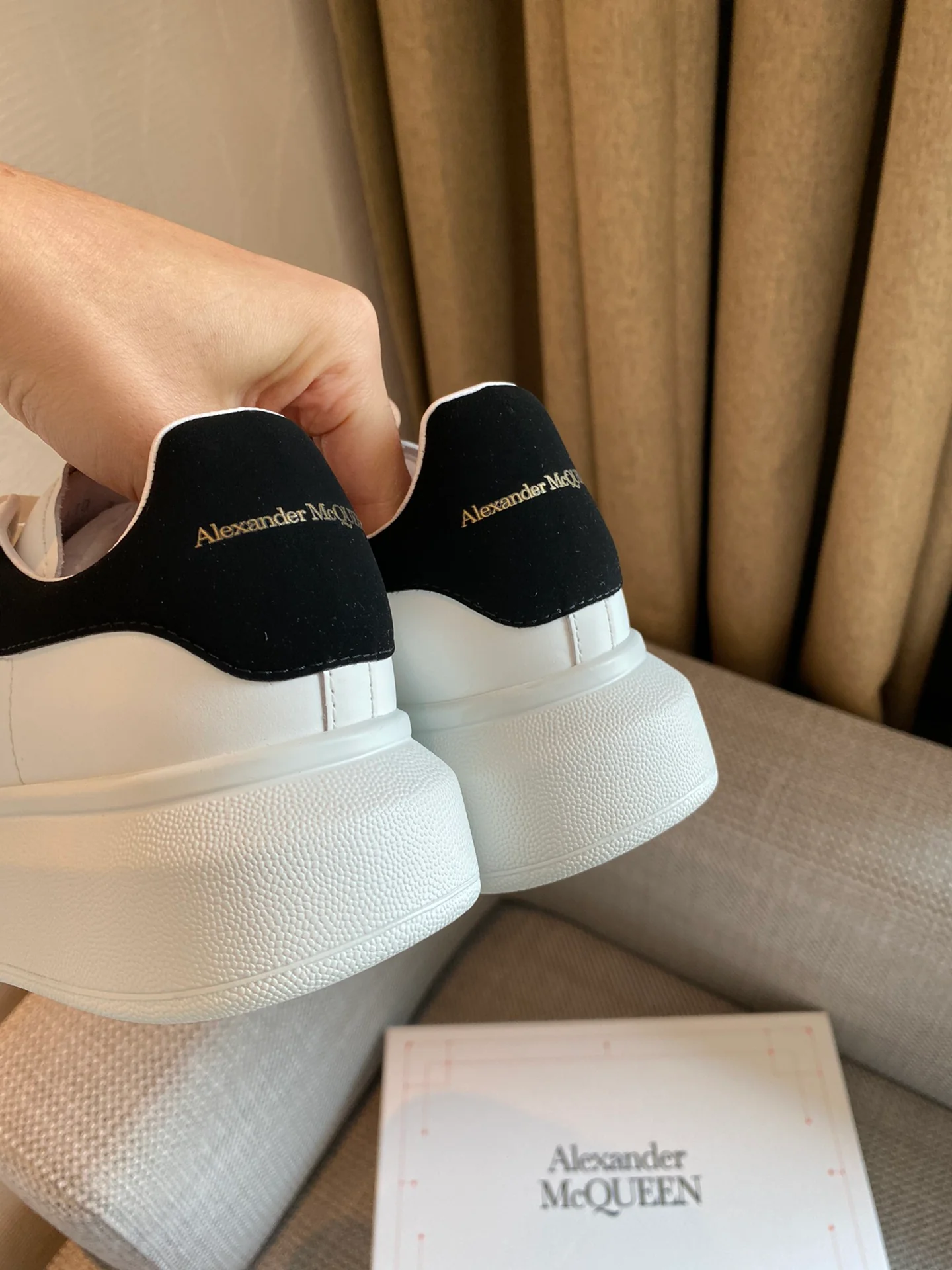 Классические белые кроссовки McQueen с замшевой подошвой и черным каблуком