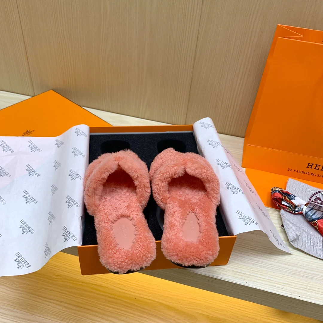 Новинка сезона осень/зима 2022 от Hermes - Меховые тапочки - Оранжево-розовые
