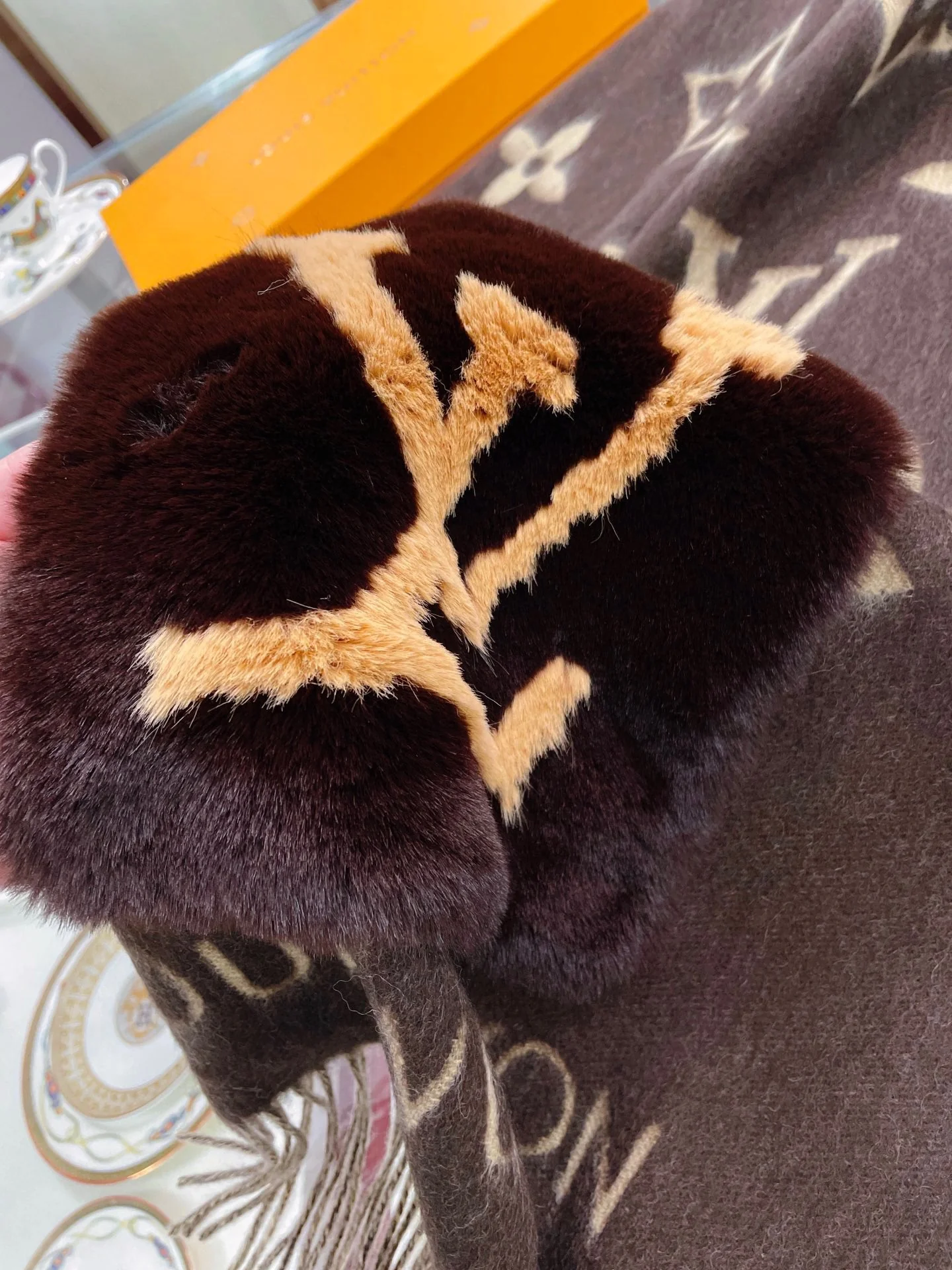 Шарф LV Cold Reykjavik 190 x 46 см, кашемир, отделка из кроличьего меха, коричневый.