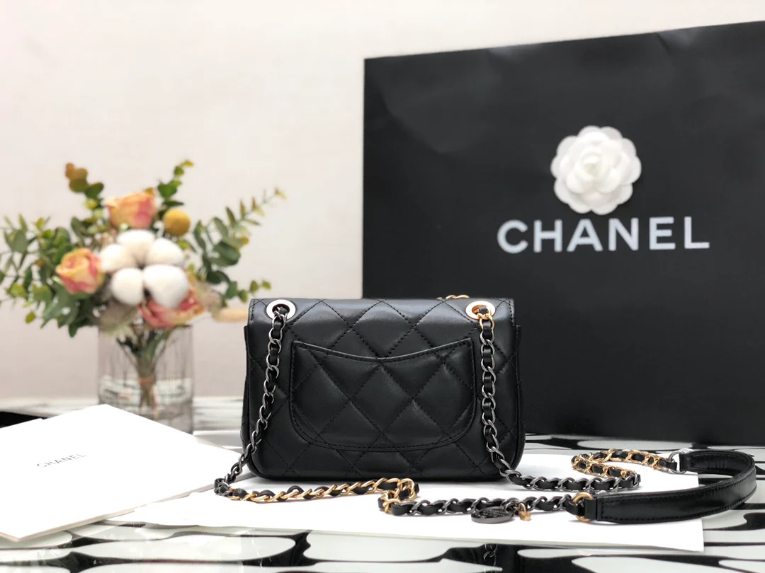 Новинка сезона осень/зима 2022 от Chanel - сумка Badge Flap Bag.