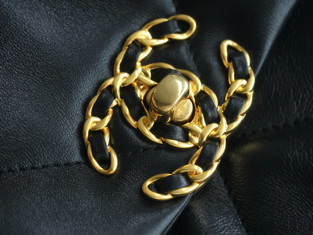 Новая коллекция Chanel ?Ранняя весна? — 24c — 19bag — сумка-хобо под мышкой — черная.