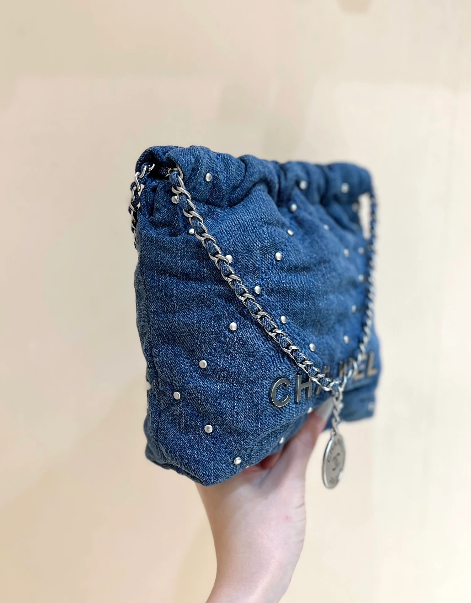Мини-сумка Chanel 24s 22 серии с заклепками из джинсовой ткани