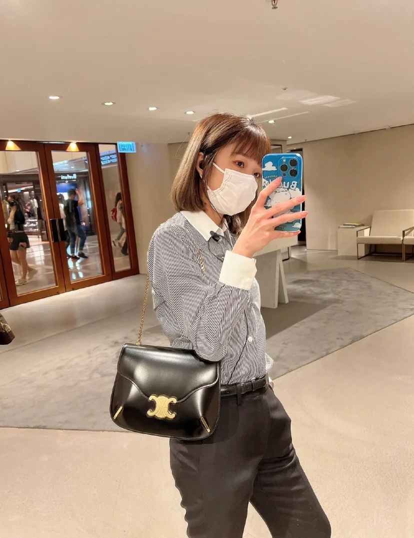 Коллекция Celine осень 2022 - Кожаная сумка Besace на цепочке - Черная