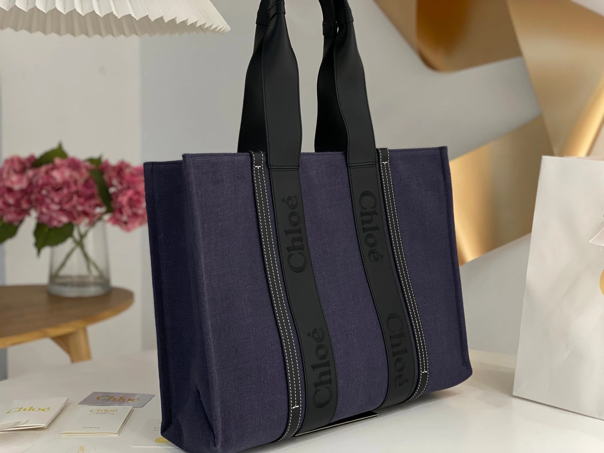 Новинка весны 2023 года от Chloe - сумка-тоут Woody - льняная кожа, темно-синий с черными элементами - большой размер.