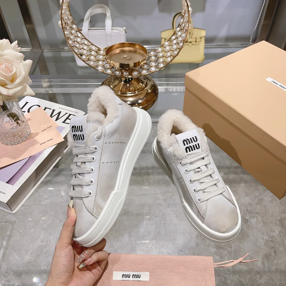 Новинка осенне-зимней коллекции Miu Miu 2023 — Белые кроссовки на флисовой подкладке — Повседневная обувь — Бежево-серый — 1
