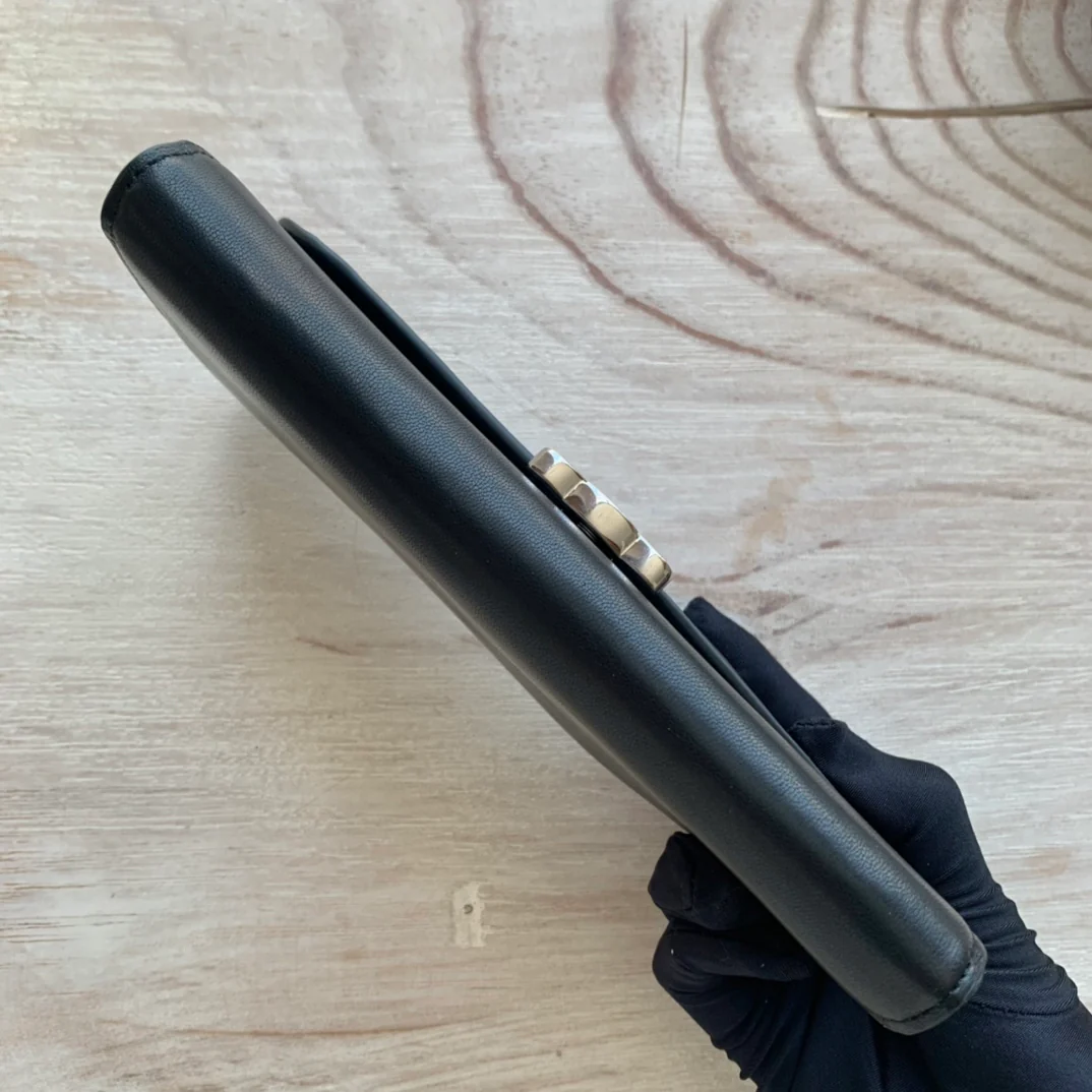 Celine TRIOMPHE 大号亮泽光滑羊皮革翻盖长夹