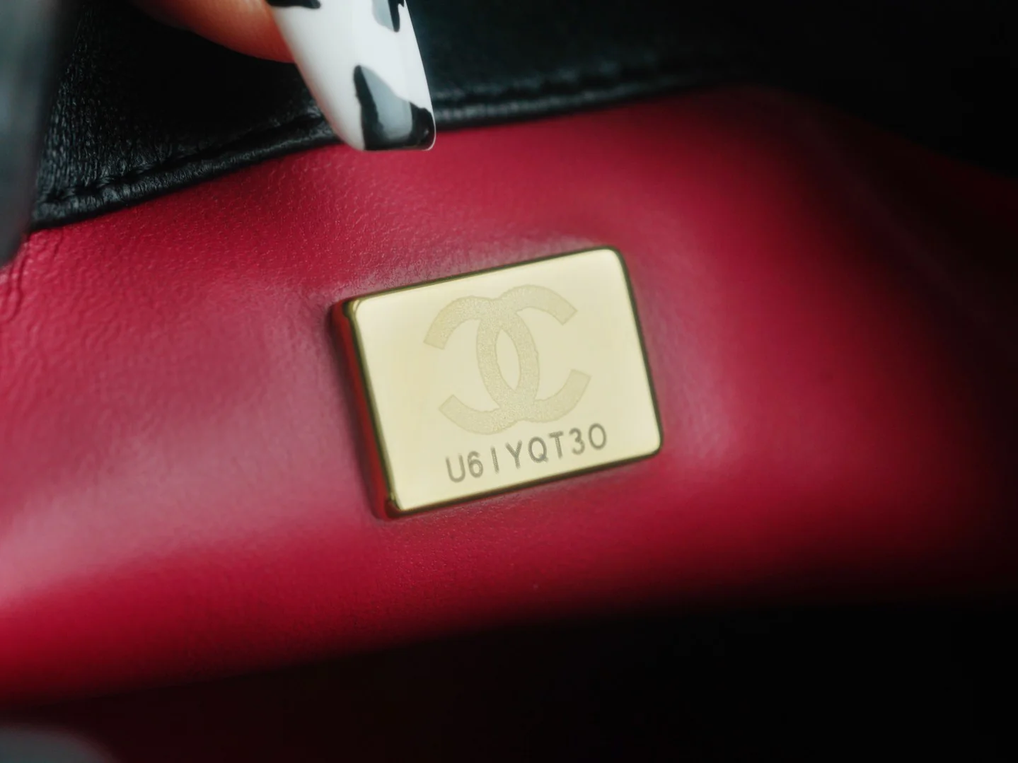 Пряжка Chanel 23 в стиле ?Камелия? — черная.