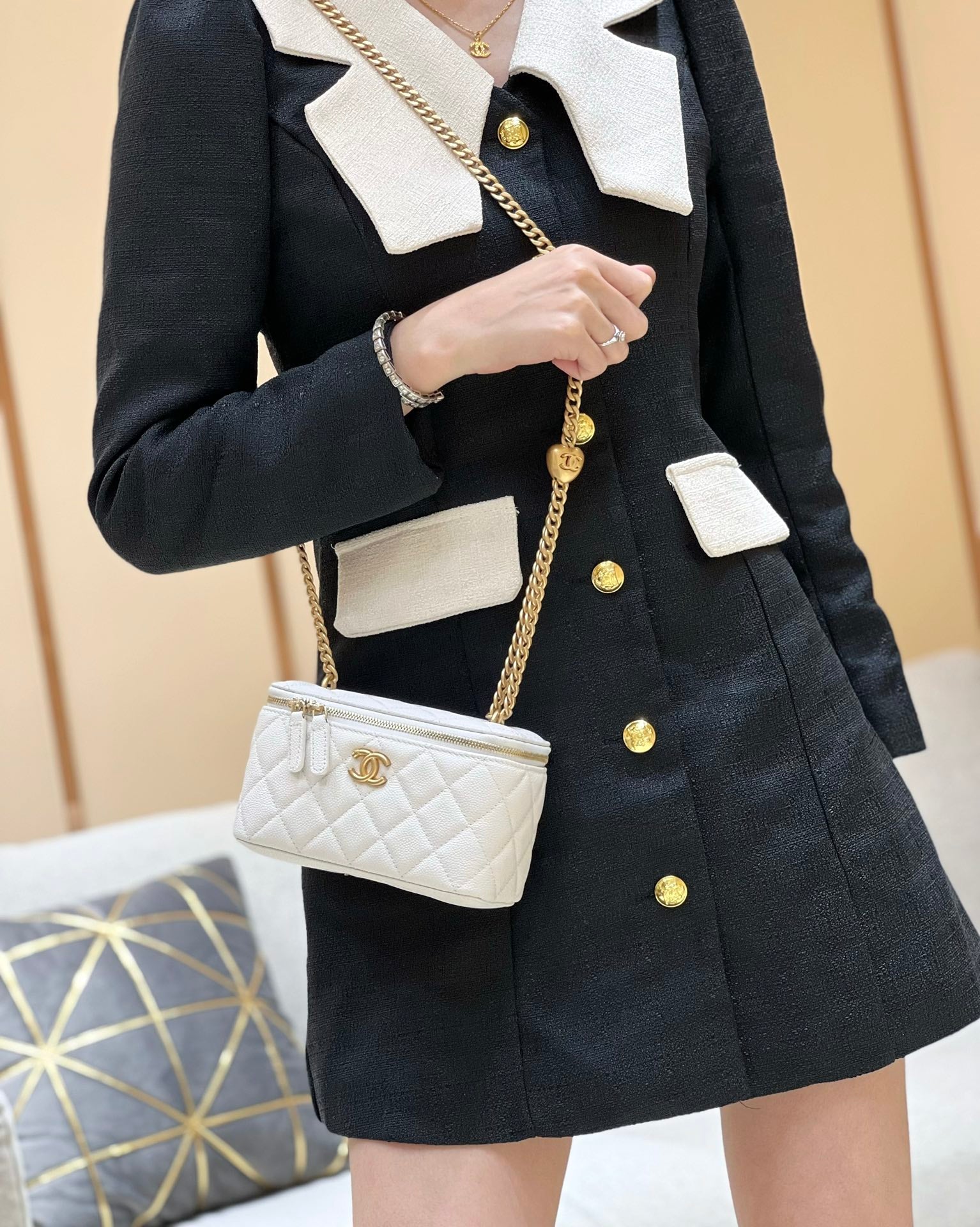 Новинка сезона весна/лето 2023 от Chanel - цепочка-шар, длинная коробка - белая - фото в действии.