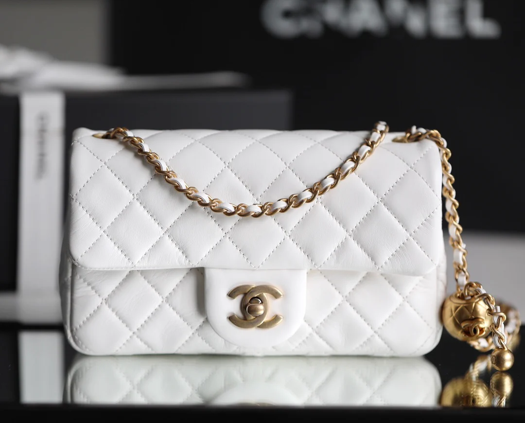 Chanel - Золотая сумка-клапан с шариком из углеродного волокна - Белая
