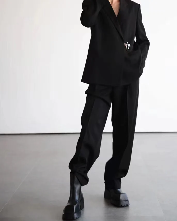 Ботильоны Balenciaga Trooper с квадратным носком, коллекция осень/зима 2023.