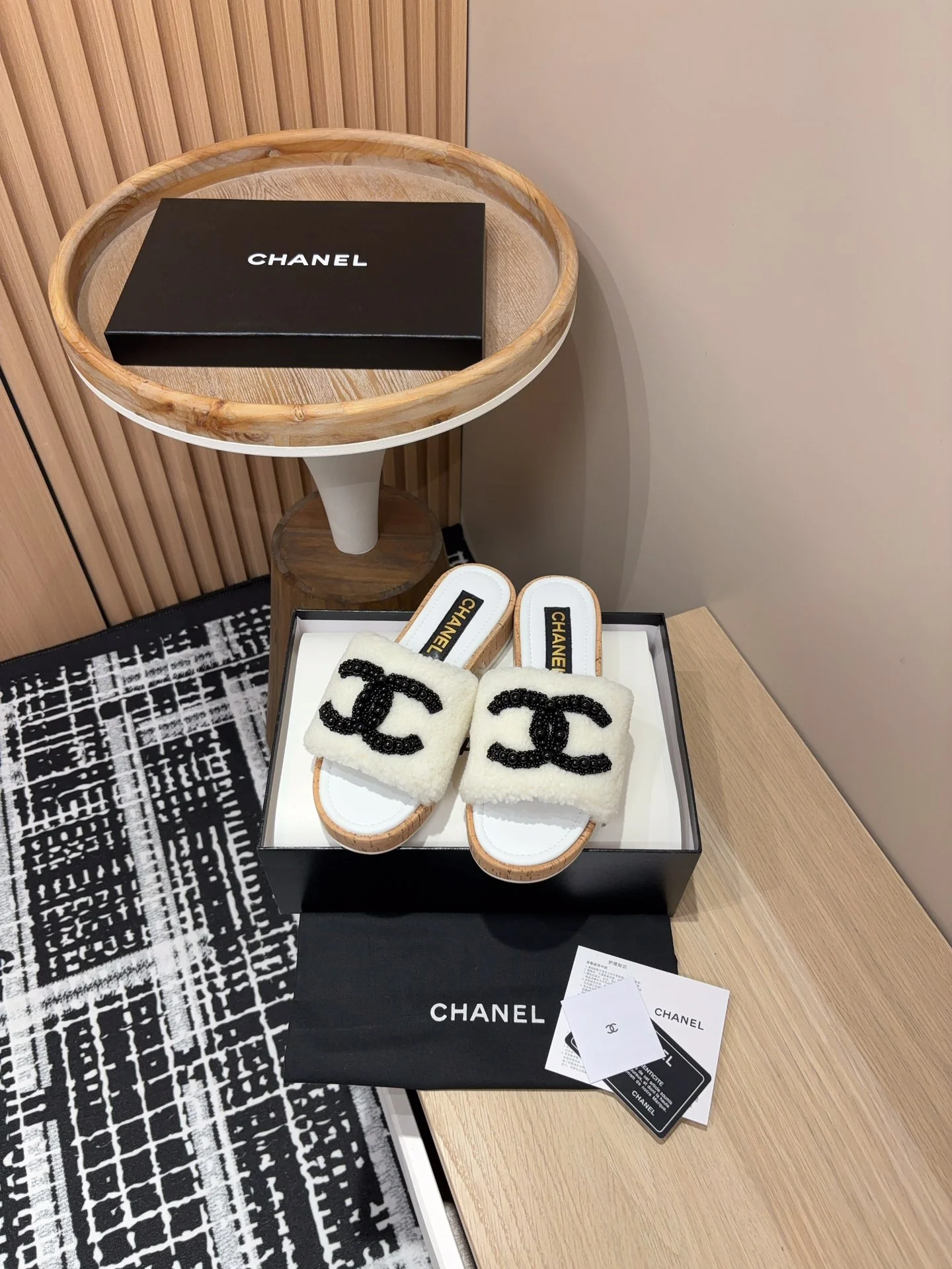 Шерстяные сандалии на низком каблуке Chanel 2024 — белые