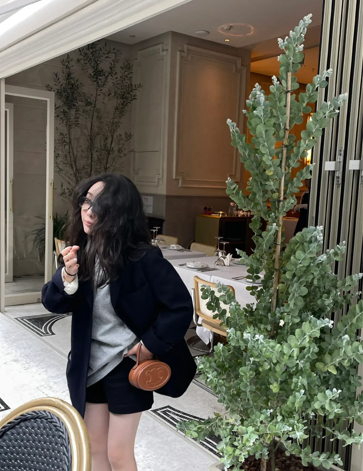 Мини-сумочка в виде лунного пирога от Celine, коричневая.