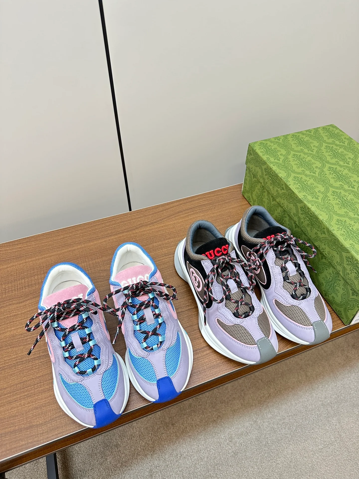 Новинка осенне-зимней коллекции Gucci 2023 — Однотонные вязаные кроссовки — Унисекс — Сине-розовые