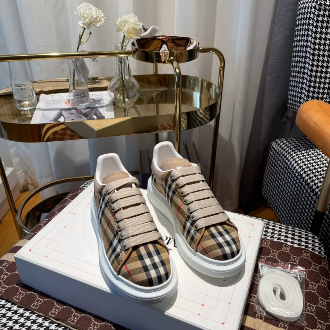 Классические белые кроссовки McQueen с клетчатым узором.