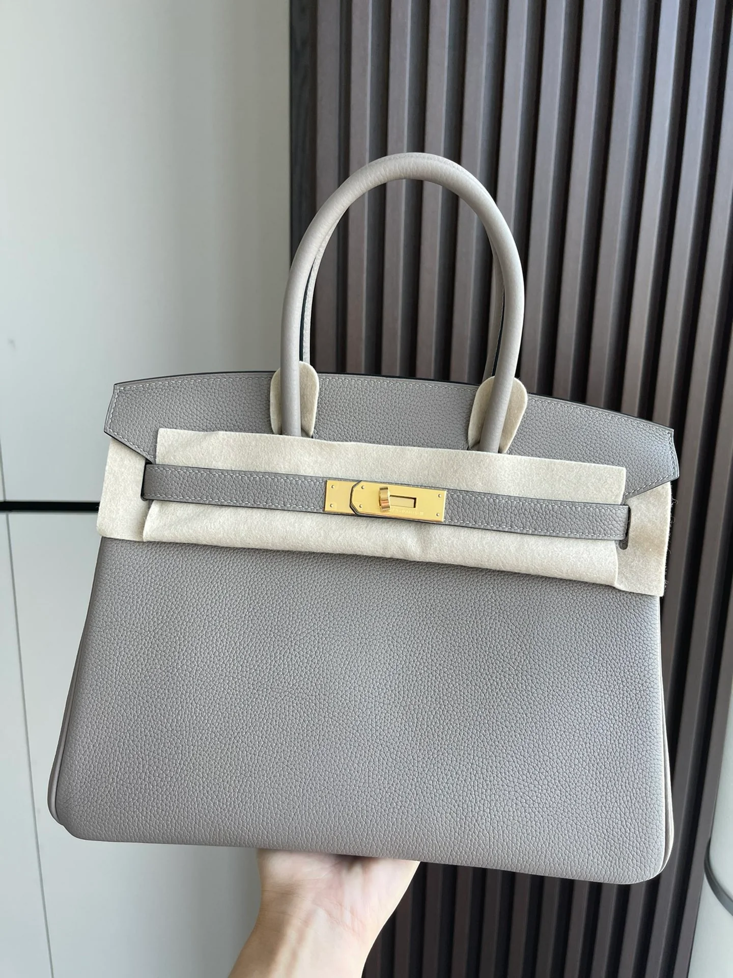 Сумка Hermes Birkin 30 Togo пепельно-серого цвета с золотой пряжкой.