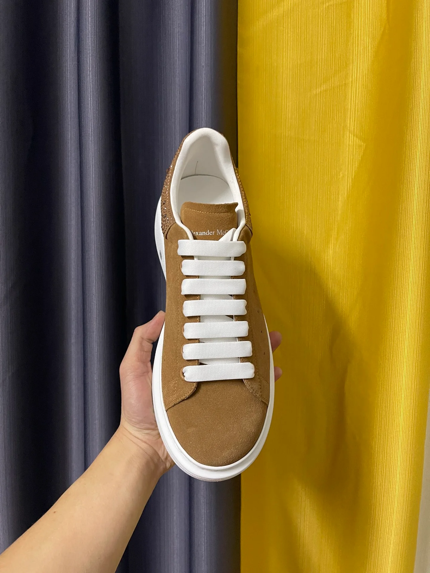 Классические белые кроссовки McQueen - унисекс - коричневая замша - каблук со стразами