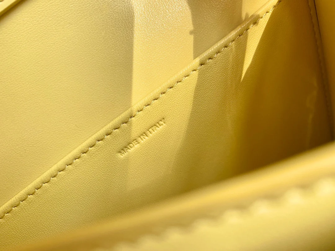 Сумка Celine Box-Tteen из полированной телячьей кожи — желтая.