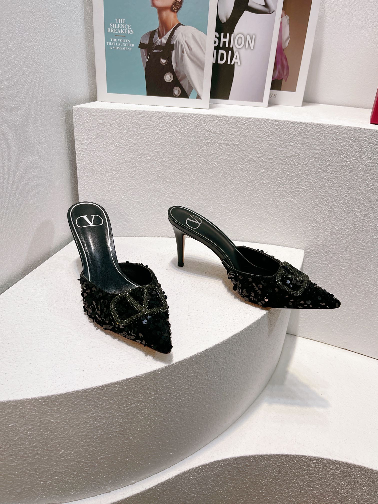 Новинка с официального сайта Valentino 2023 — Блестящие полосатые босоножки на высоком каблуке — 8 см — Черные