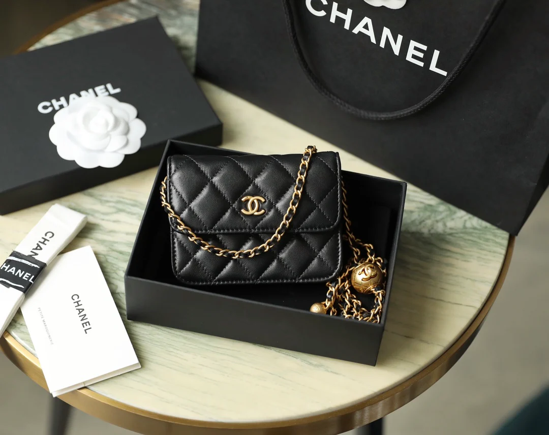 Сумка через плечо Chanel Little Gold Ball Collection на цепочке - из овечьей кожи - 2 шт.