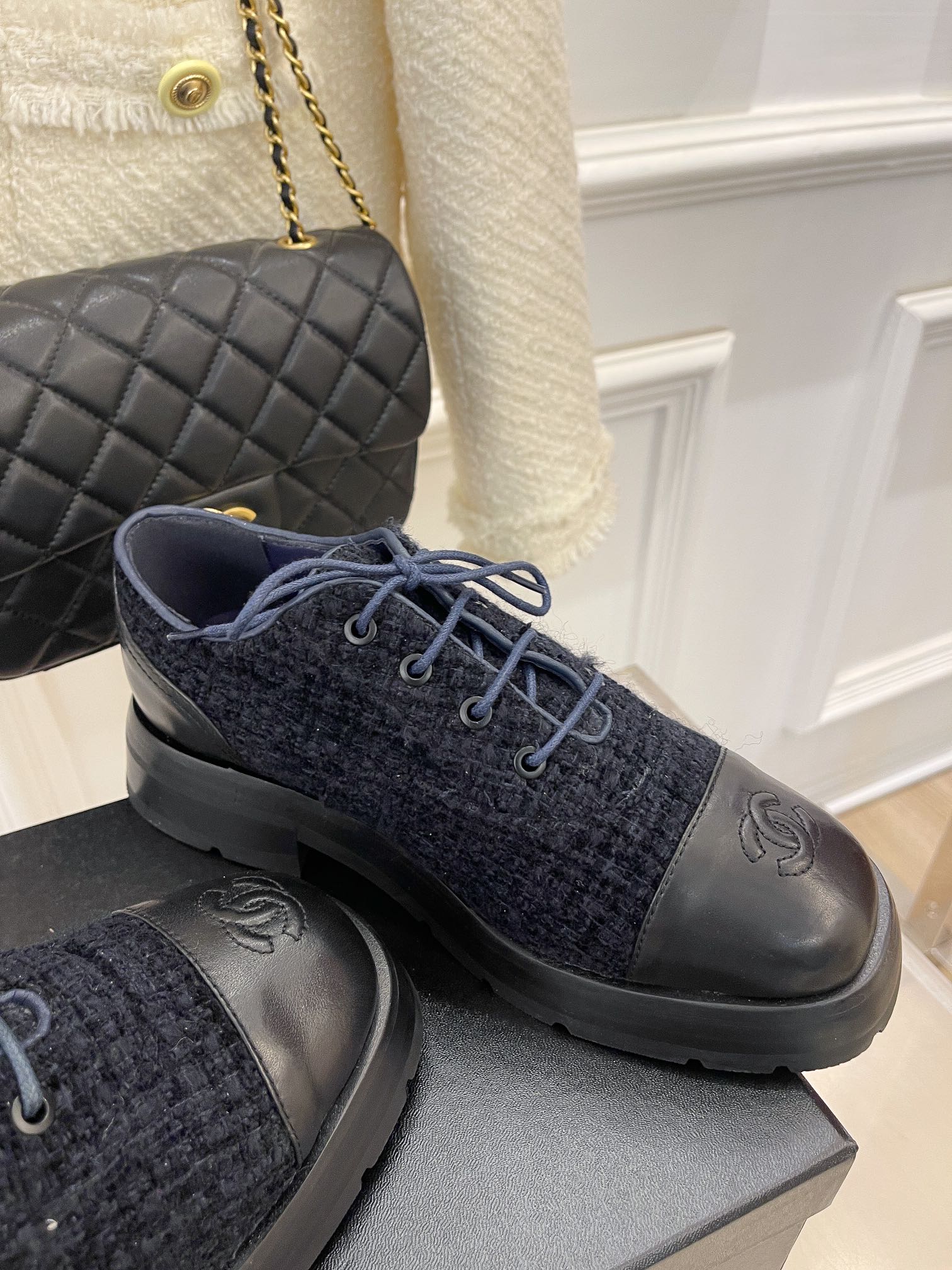 Новинка сезона осень/зима 2023 от Chanel - Лоферы с цепочкой - Синие