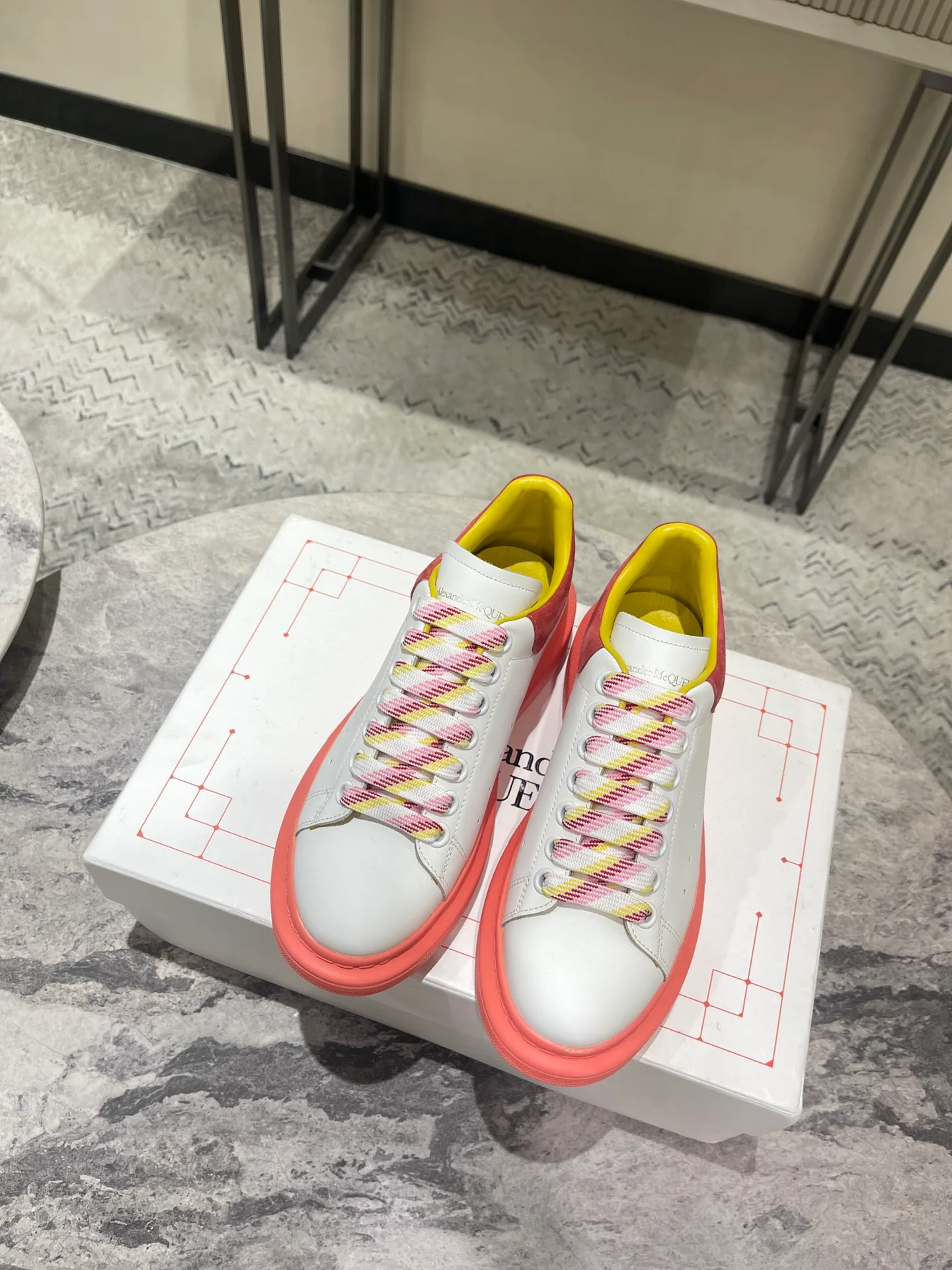 Классические белые кроссовки McQueen - цвет 