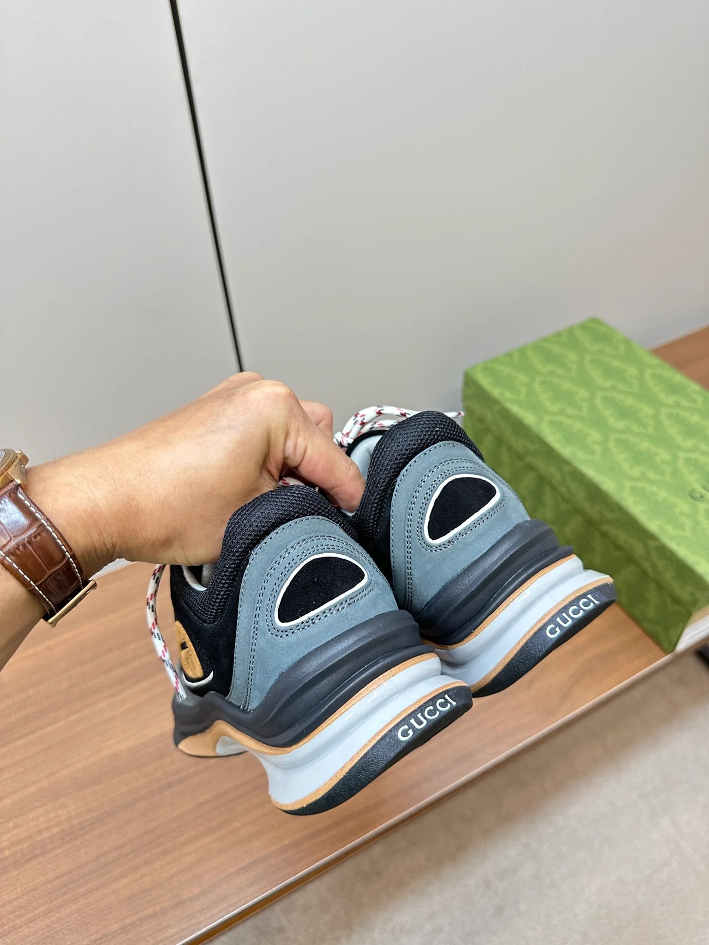 Новинка осенне-зимней коллекции Gucci 2023 — Однотонные вязаные кроссовки — Унисекс — Серо-голубые