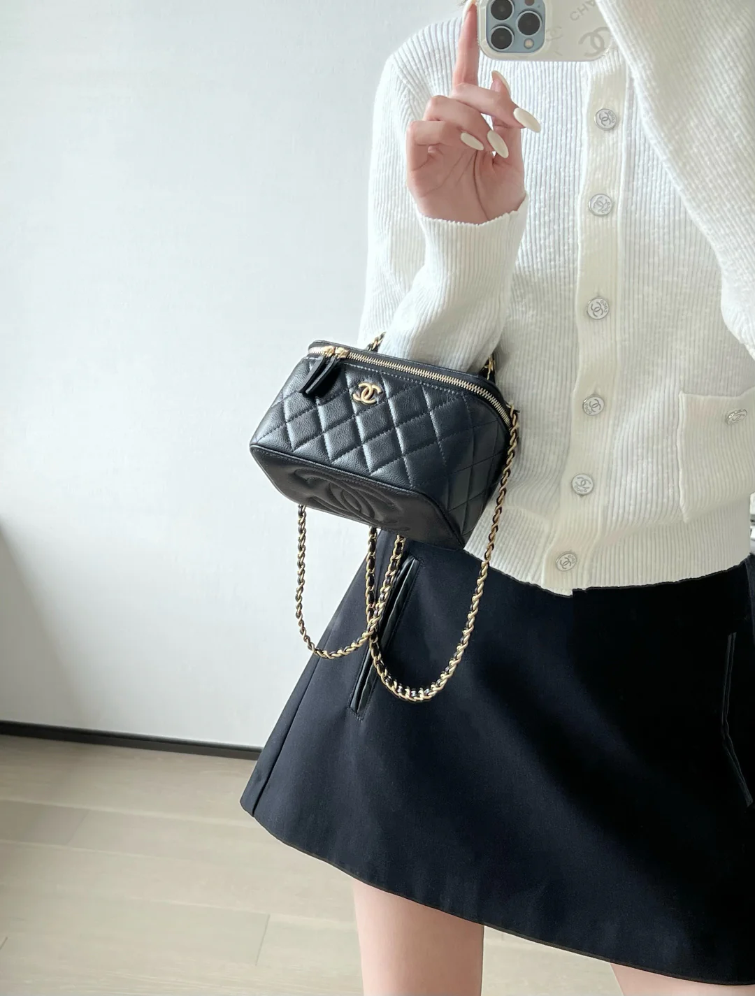 Chanel - ??? - Косметичка с двумя кожаными ручками - ??? - Черная с золотой фурнитурой