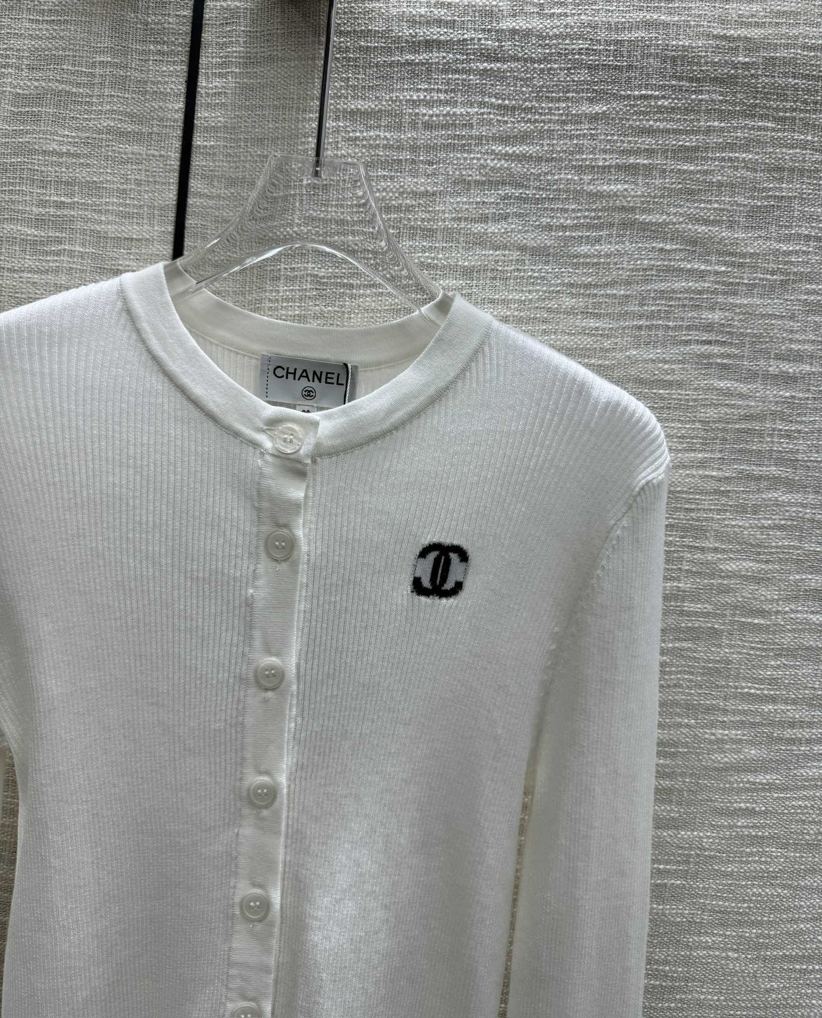 Кардиган Chanel 2403 с круглым вырезом и логотипом в стиле Color Block - белый.