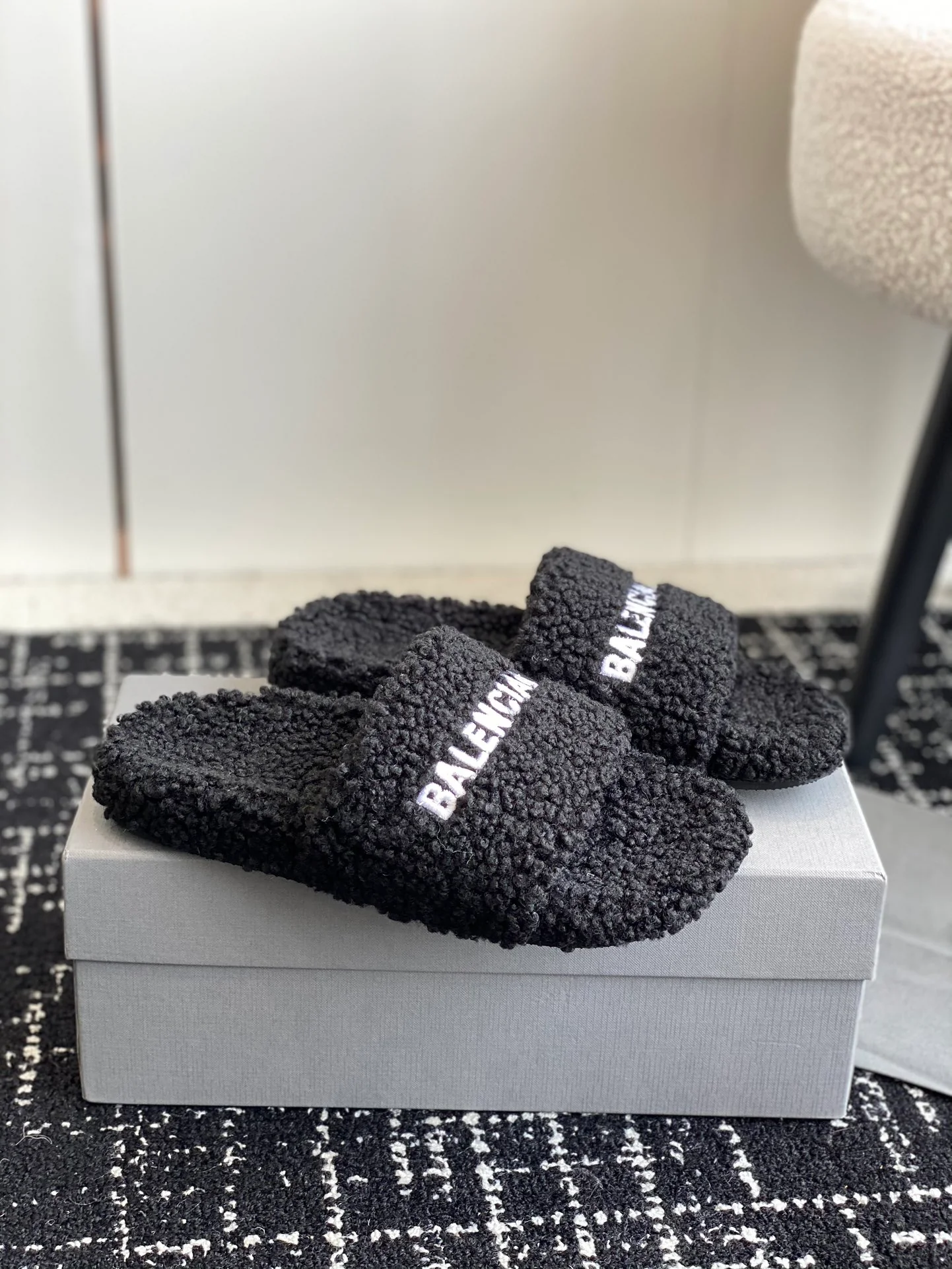Новинка сезона осень/зима 2023 от Balenciaga - Меховые тапочки - Черные