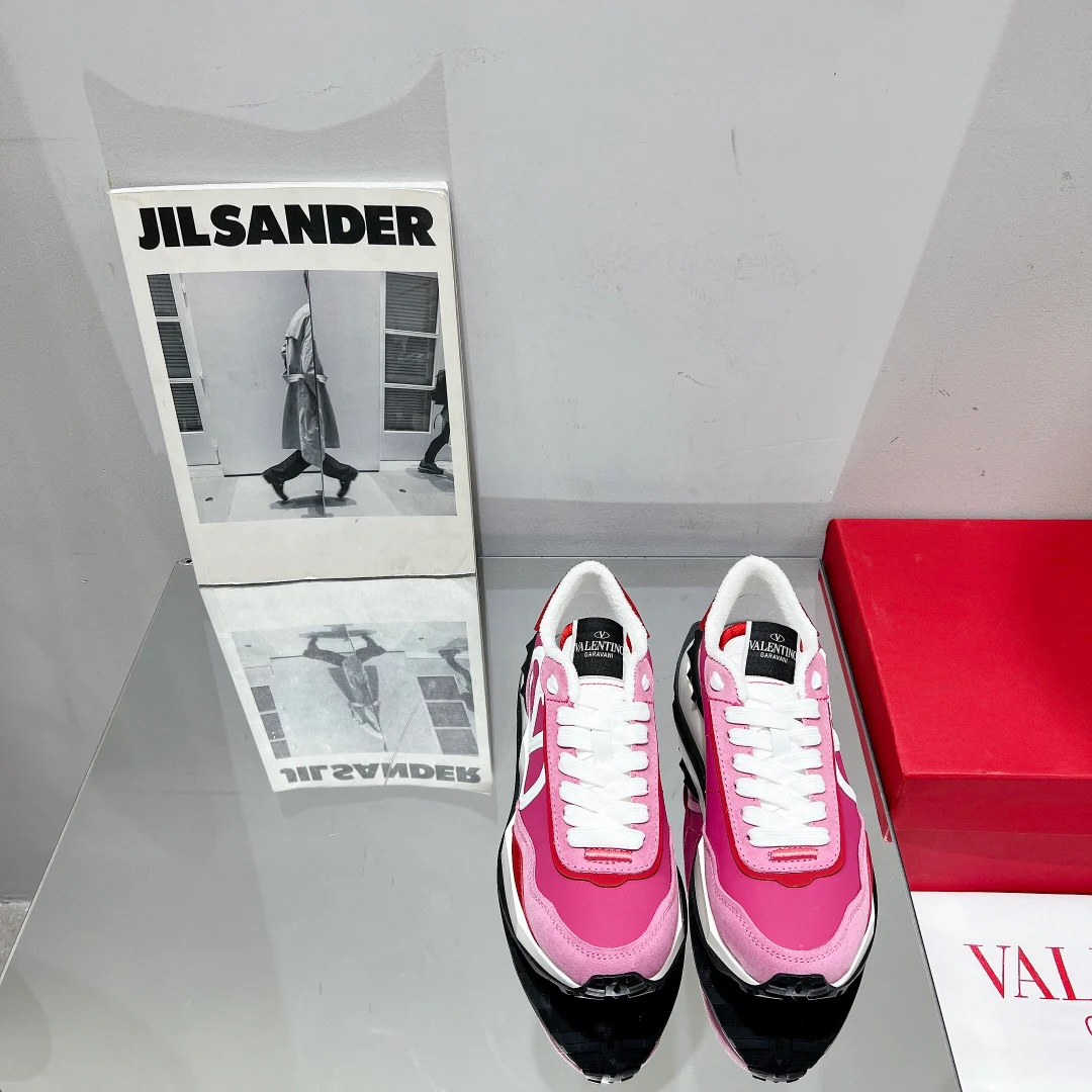 Новинка сезона весна/лето 2022 от Valentino - Кроссовки из шелковой кожи - Унисекс - Розовые