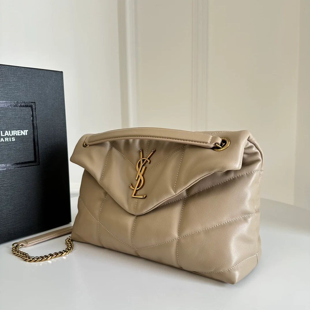 Пуховая сумка YSL Loulou Puffer 29 см из стеганой овечьей кожи цвета ?Облако?, оттенок ?Молочный чай?.