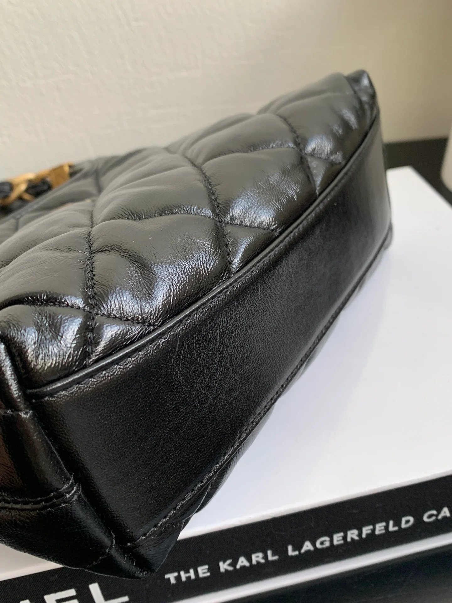 Сумка-хобо Chanel с массивной цепочкой на плечо - черная