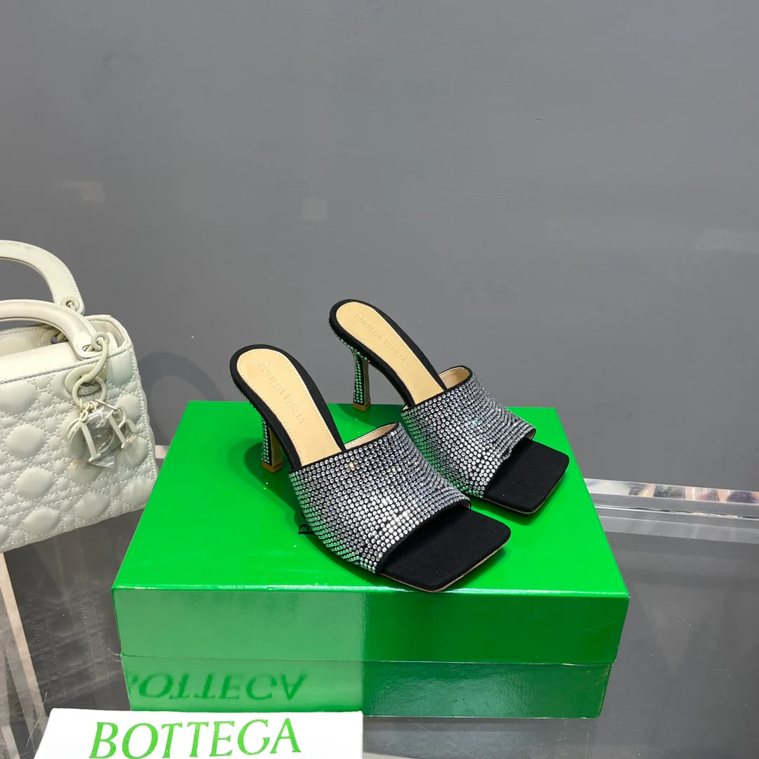 Босоножки на высоком каблуке из коллекции BV-2022, представленной на подиуме.