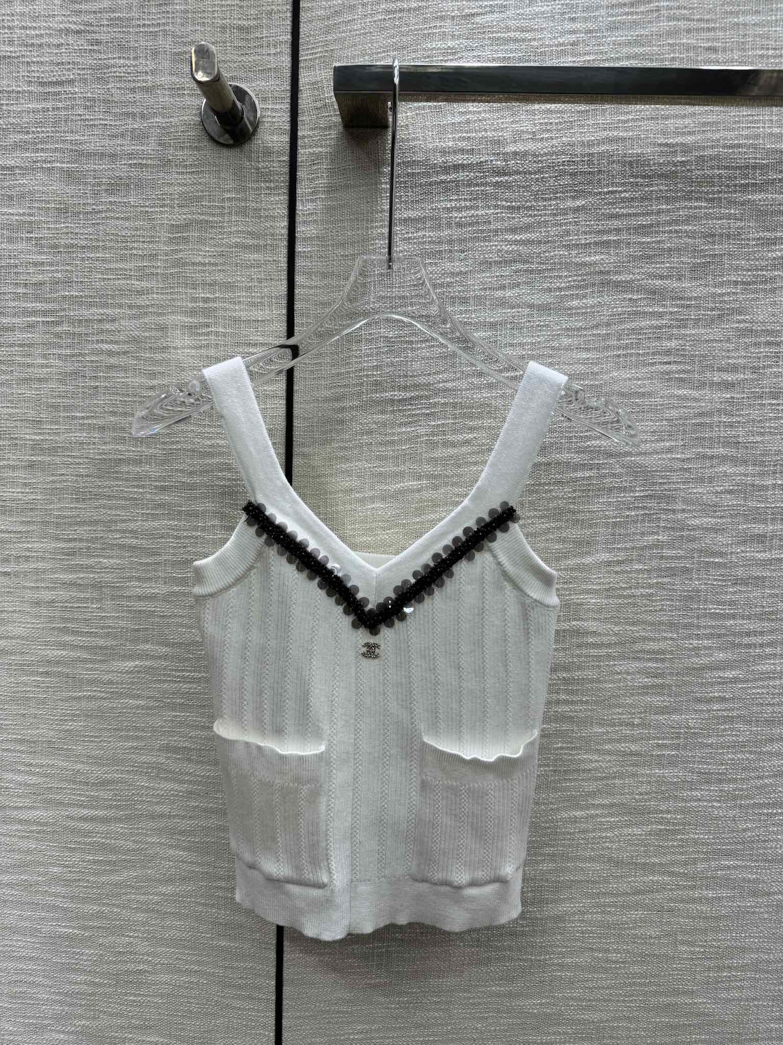 Chanel - Коллекция ?Ранняя весна? 2403-24: Трикотажная майка с V-образным вырезом, расшитая пайетками.