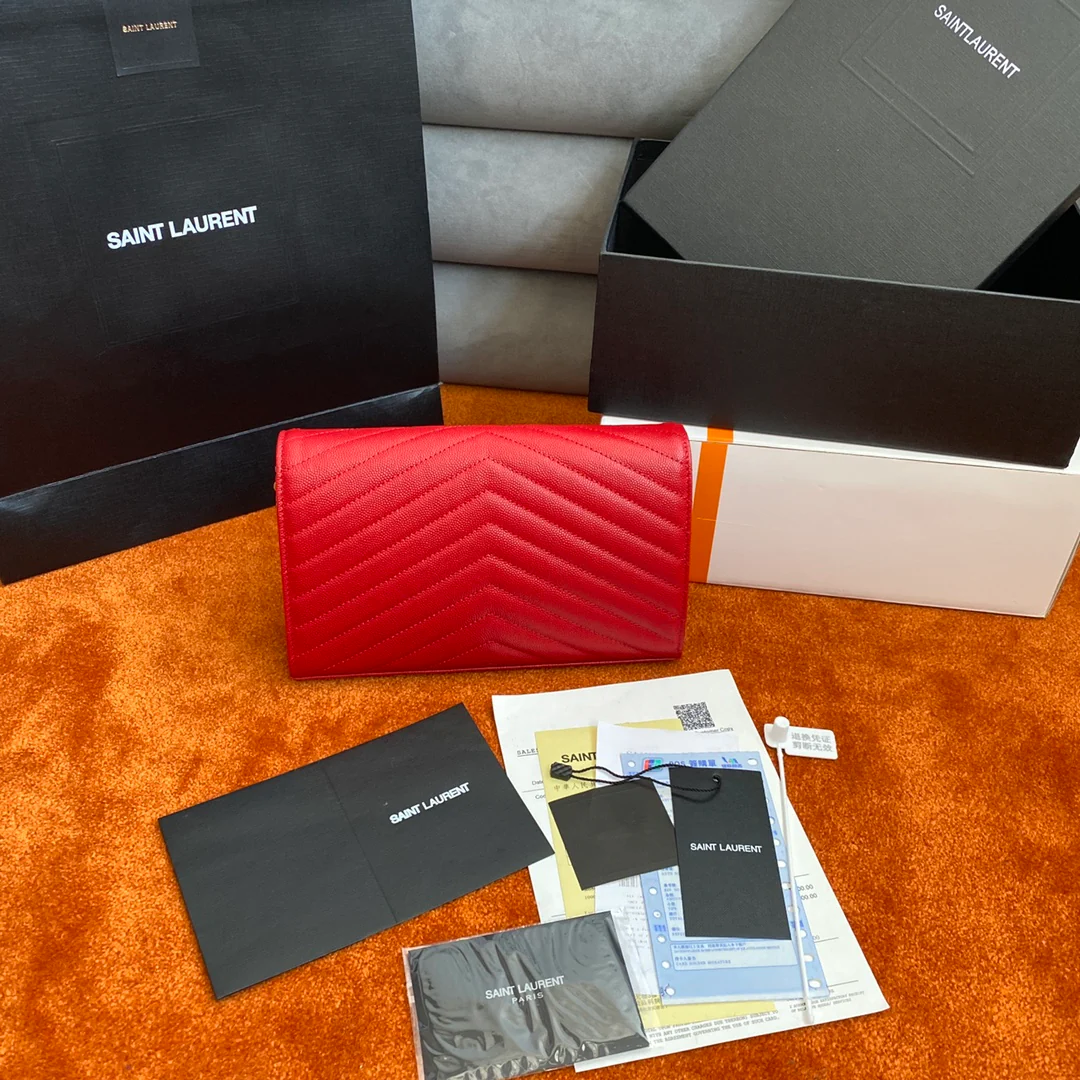 Сумочка-конверт YSL с монограммой из икры — красная с золотой фурнитурой.