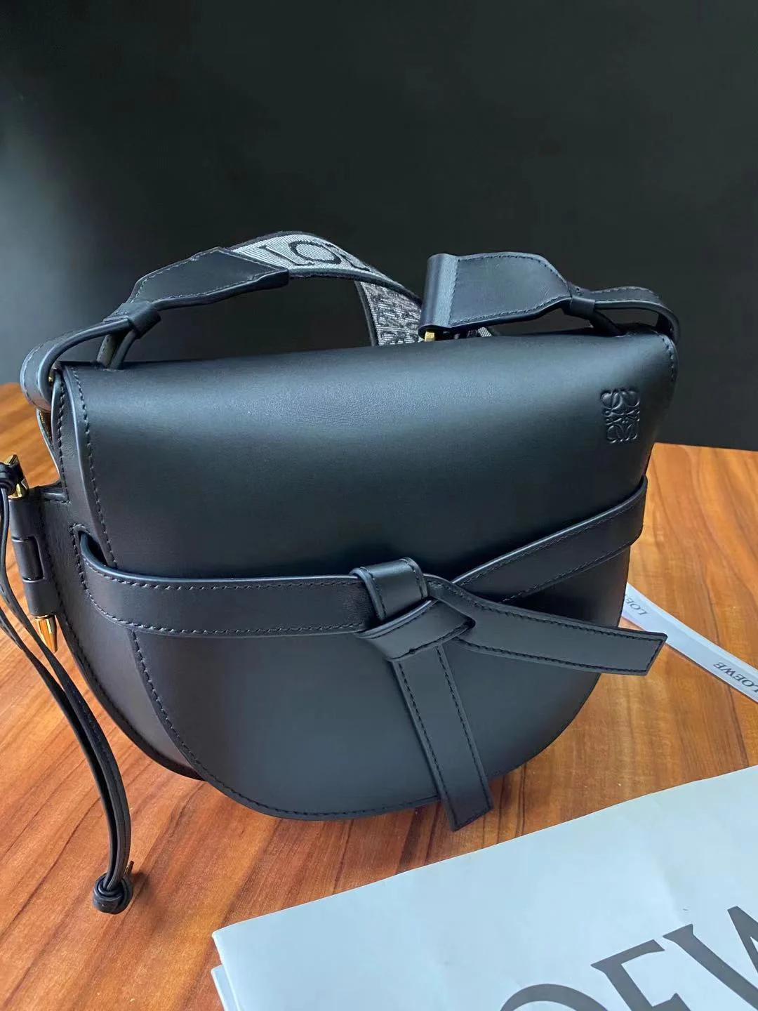 Сумка-седло Loewe-gate Letter с широким плечевым ремнем - маленькая - 1