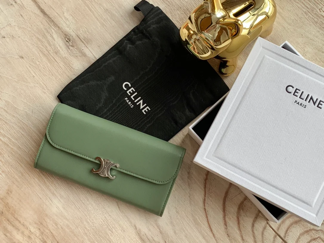 Celine TRIOMPHE 大号亮泽光滑羊皮革翻盖长夹