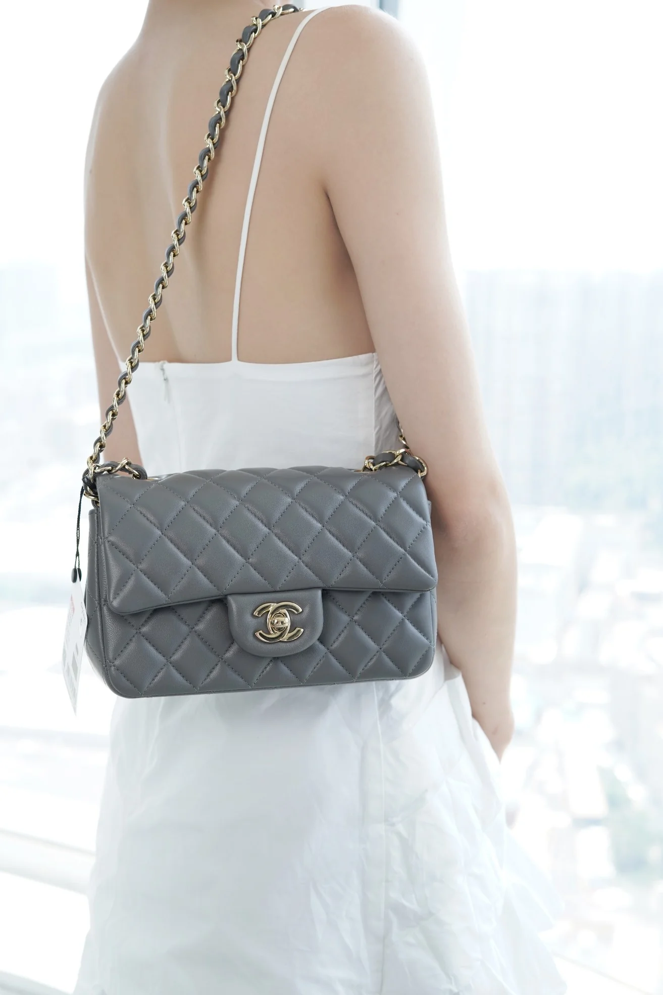 Мини-сумка Chanel CF 20 см, темно-серая, из овечьей кожи, со светло-золотистой пряжкой CF20