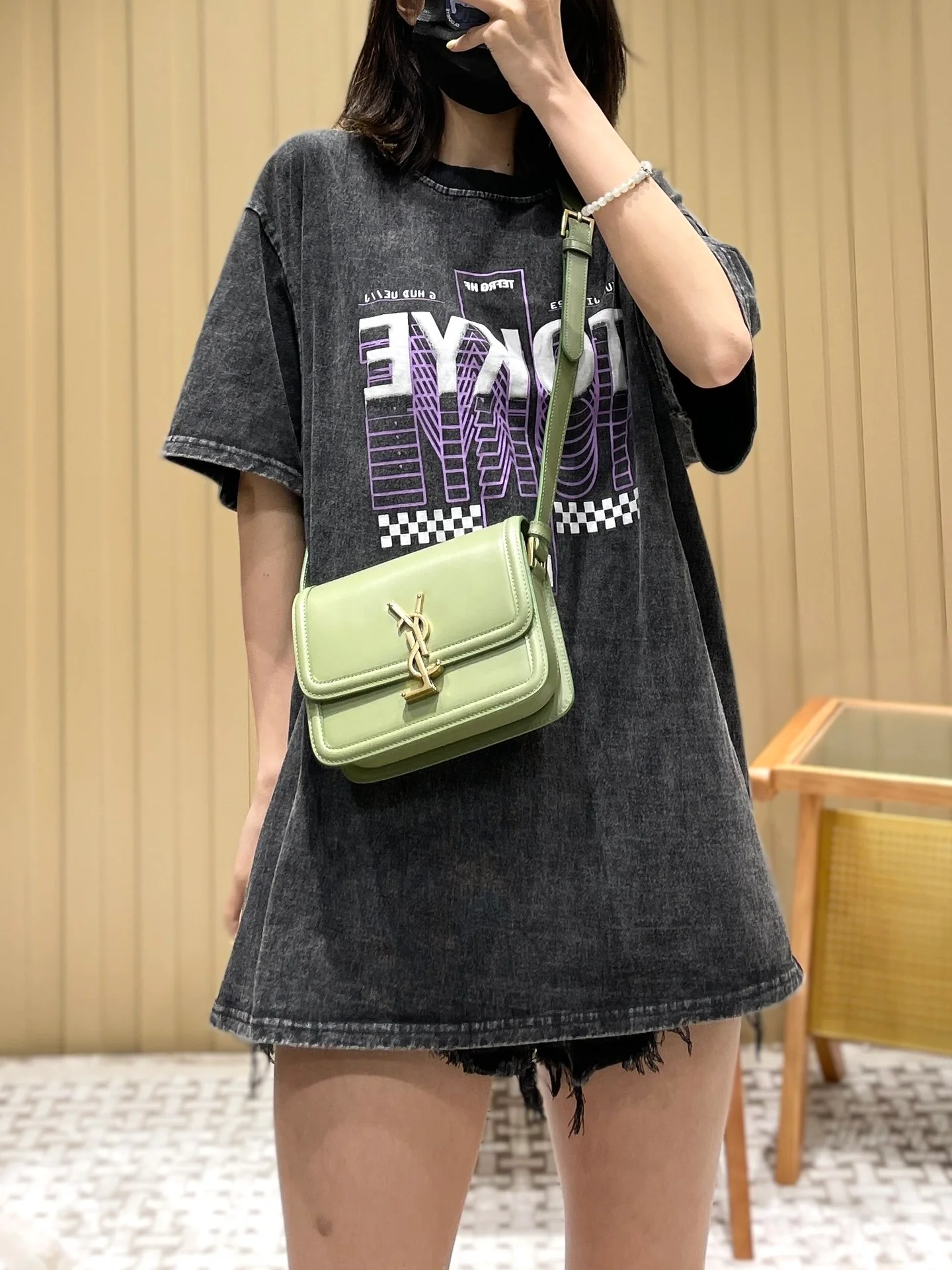 Сумка YSL Solferino Tofu Bag - Цвет авокадо - 18 см - На фото: На мне