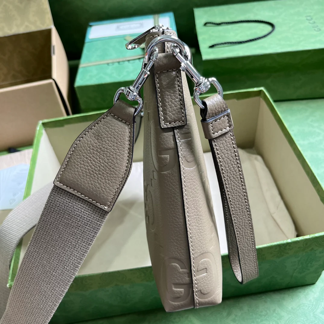 Сумка-мессенджер Gucci Embossed Medium