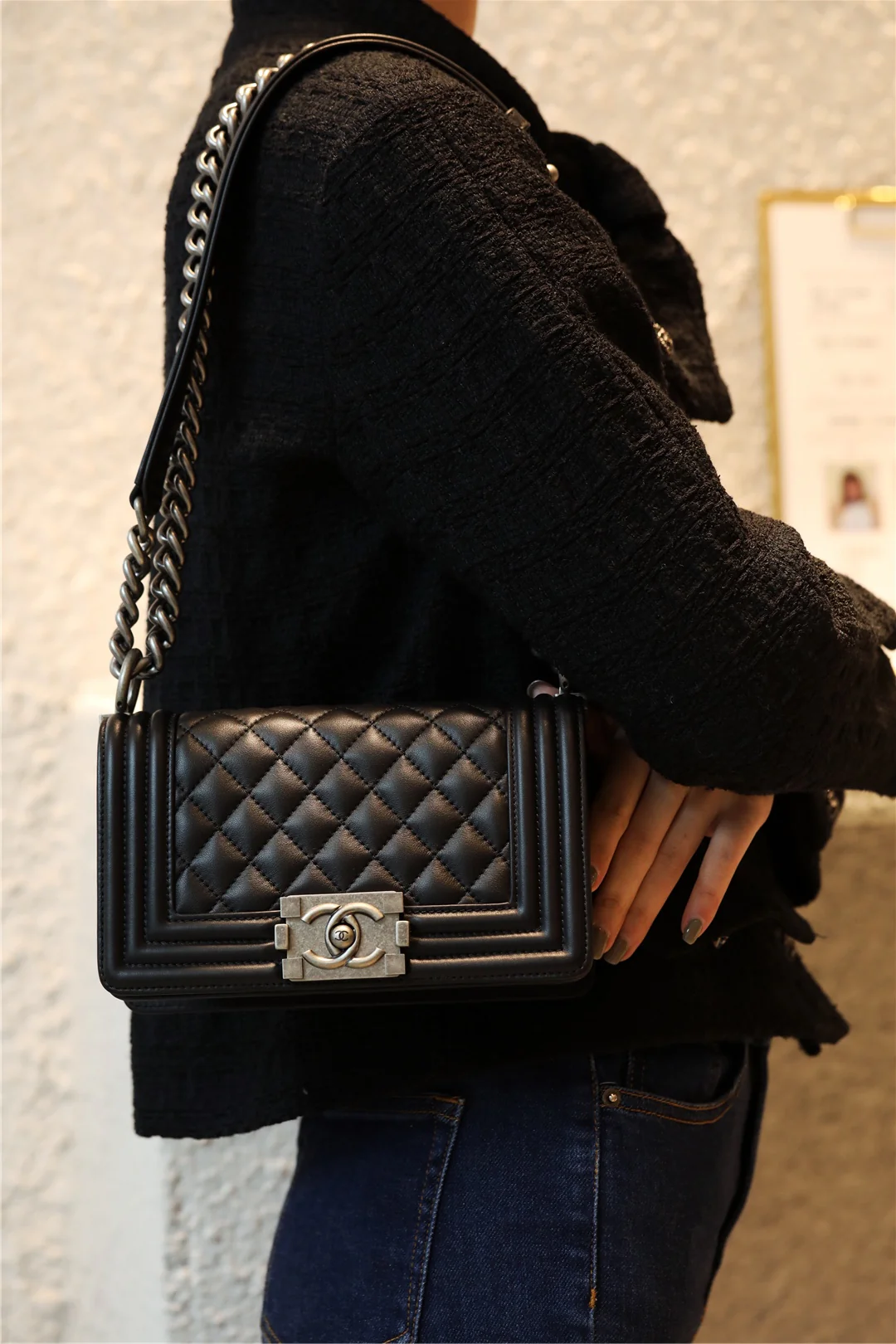 Мини-сумка Chanel Le Boy из черной телячьей кожи с винтажной серебряной пряжкой.