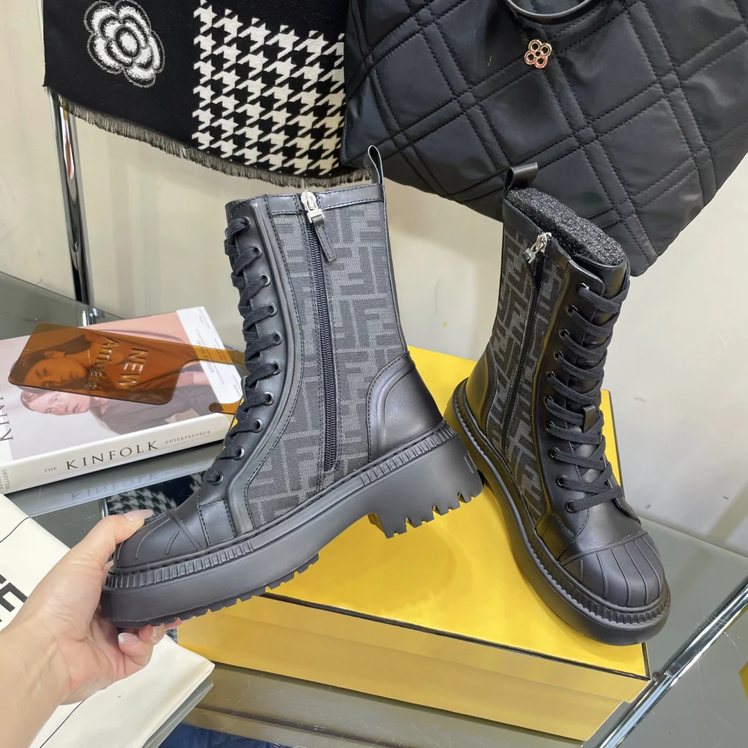 Новинка весны 2022 года от Fendi - Сапоги для верховой езды на шнуровке - Черные