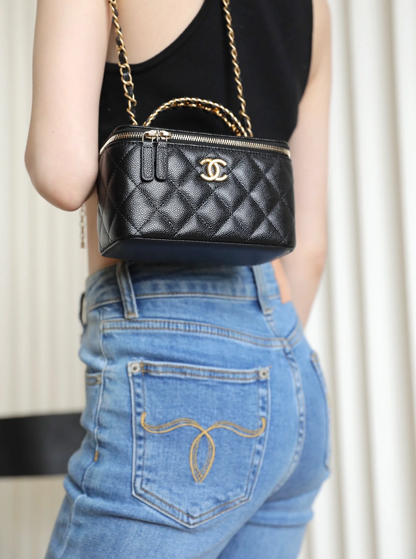 Браслет Chanel из весенне-летней коллекции - с буквой - квадратная форма - черный